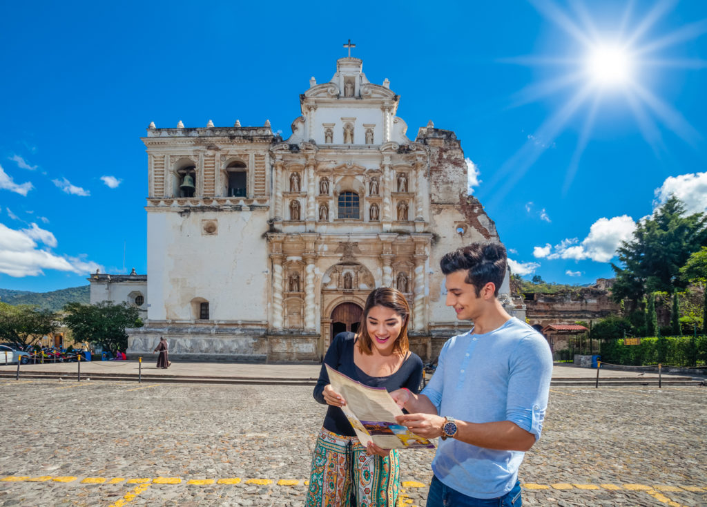 pareja junto a la iglesia de San Francisco el grande en Antigua Guatemala