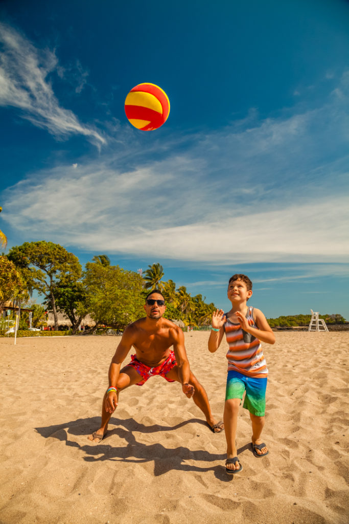 padre e hijo jugando voleyvol playa en el Royal Decameron Salinitas